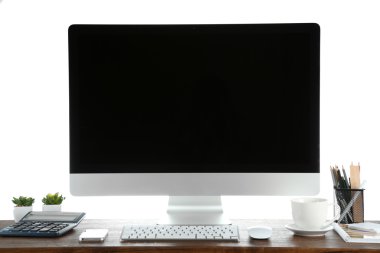 Boş beyaz arka plan ile ahşap masa üstünde bilgisayar