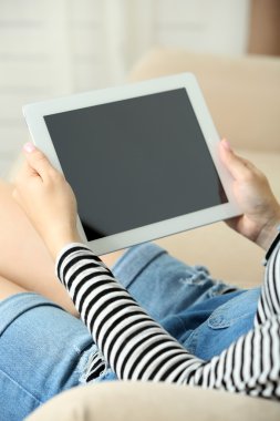 Kadın el PC tablet eve iç arka plan üzerinde tutarak