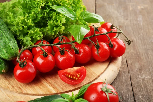 Légumes frais sur table en bois, gros plan — Photo