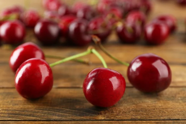 Fresh cherries on wooden table, closeup — Stock Photo, Image