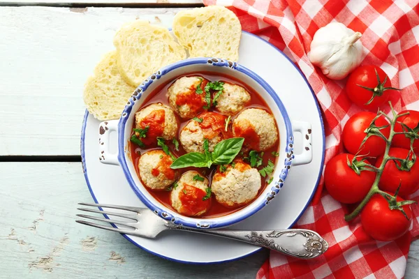 Kött bollar med tomatsås, på trä bakgrund — Stockfoto