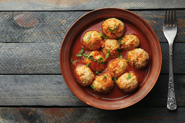 Bakso daging dengan saus tomat, pada latar belakang kayu — Stok Foto