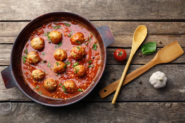 Sartén con bolas de carne en salsa de tomate, sobre fondo de madera —  Fotos de Stock