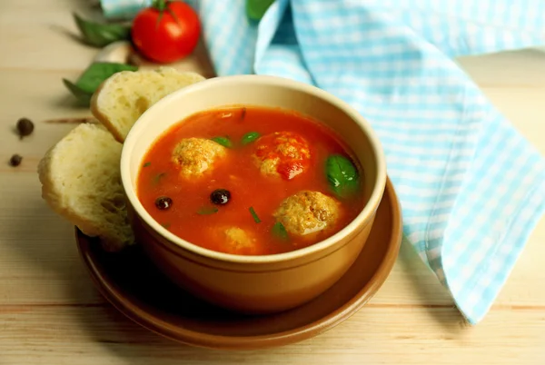 Sopa de tomate com bolas de carne em colher de madeira no fundo de madeira — Fotografia de Stock