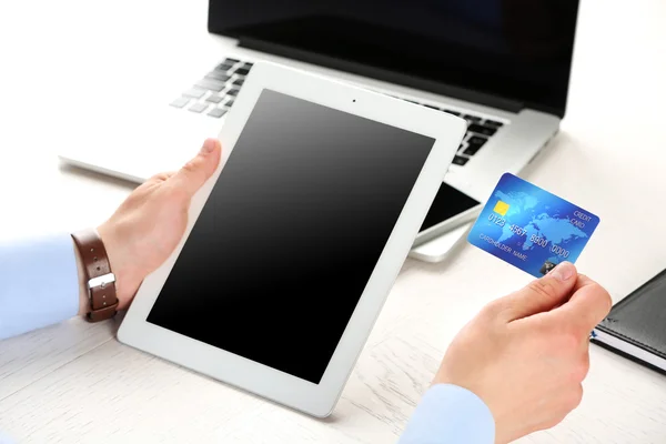 Man holding credit card — Stock Photo, Image