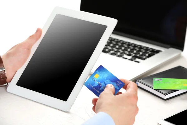 Man holding credit card — Stock Photo, Image