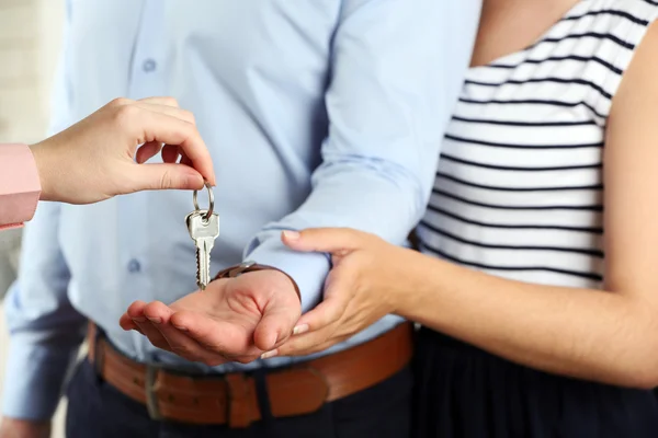 Fastighetsmäklare som ger nycklar — Stockfoto