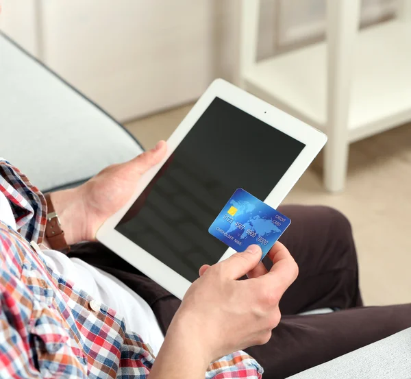 Man holding credit card — Stock Photo, Image