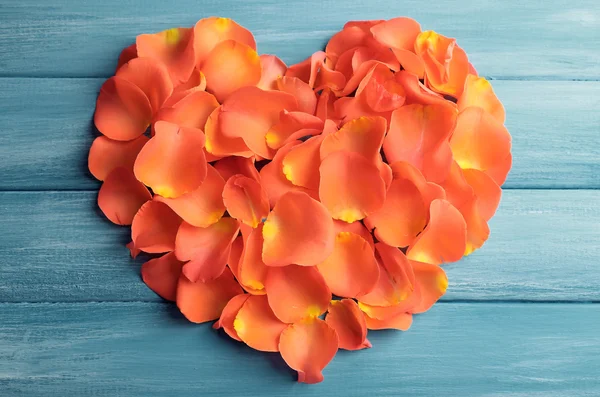 Bellissimo cuore di petali di rosa su sfondo di legno — Foto Stock