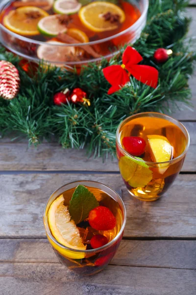 Sangria in kom en bril met Kerstdecoratie op houten tafel close-up — Stockfoto