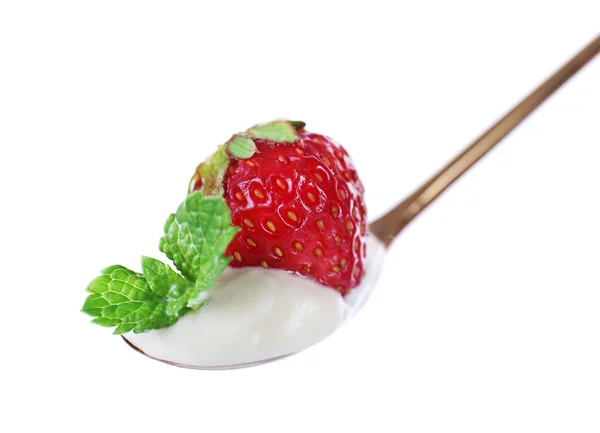 Heerlijke yoghurt in lepel met aardbei en mint geïsoleerd op wit — Stockfoto