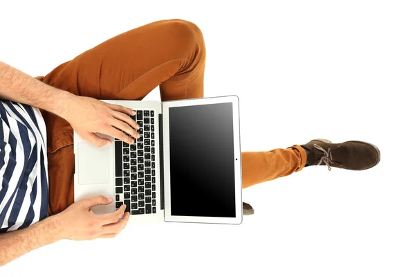 Młody mężczyzna siedzący z laptopa na białym tle — Zdjęcie stockowe