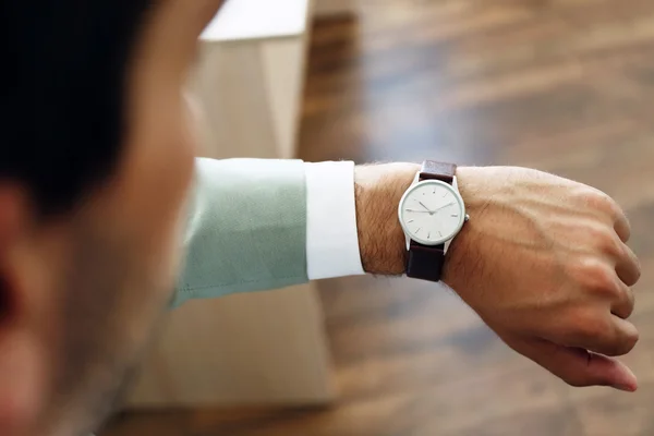 Hombre de negocios mirando su reloj — Foto de Stock