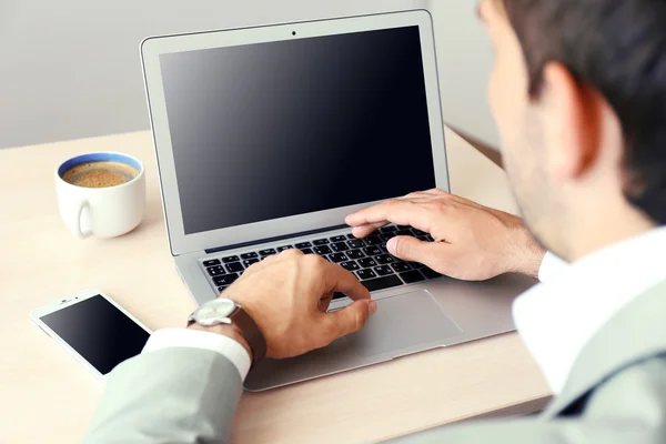 Homme travaillant avec un ordinateur portable au bureau — Photo