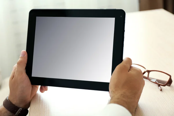 Hombre trabajando con la tableta en la oficina — Foto de Stock