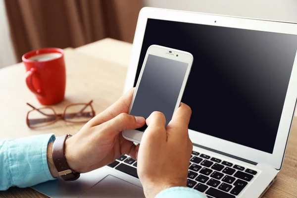 Homem usando telefone celular no escritório — Fotografia de Stock