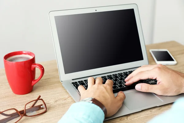 Mężczyzna pracuje z laptopem w biurze — Zdjęcie stockowe