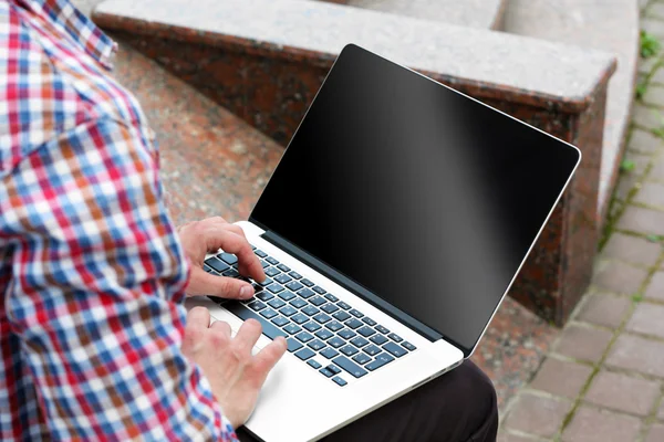 Giovane uomo con computer portatile all'aperto — Foto Stock