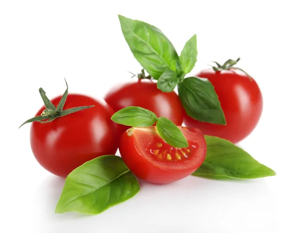 Wiśniowe pomidory z bazylią na białym tle — Zdjęcie stockowe