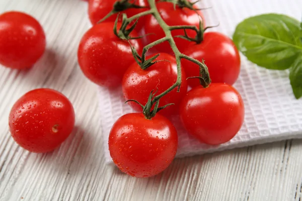 Tomates cerises sur table en bois close up — Photo