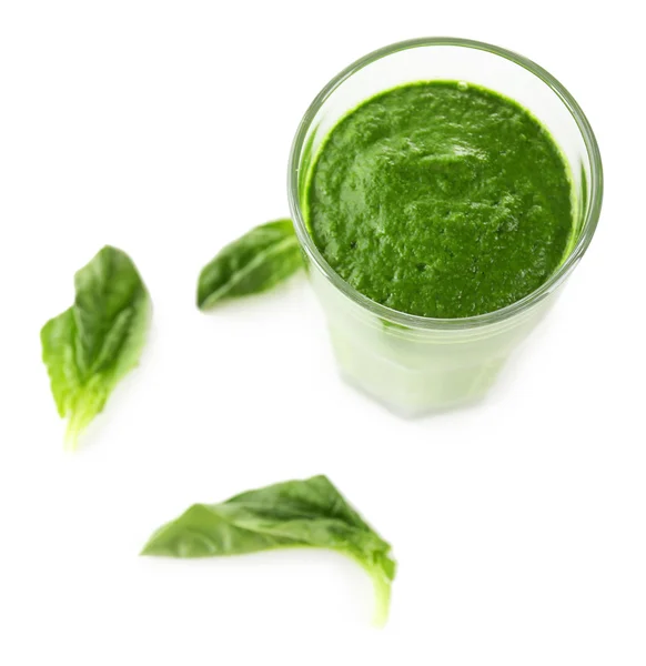 Verre de jus de légumes verts au basilic isolé sur blanc — Photo