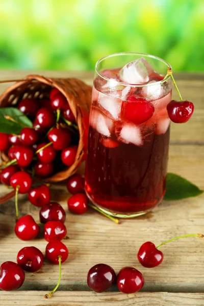 Glass of fresh juice with cherries on wooden table close up — Stock Photo, Image