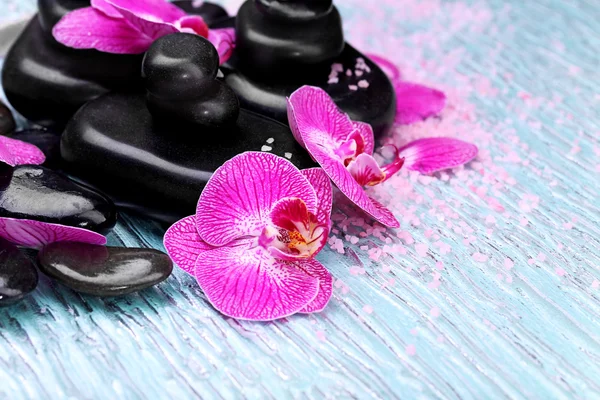 Fialové orchideje a zen kameny — Stock fotografie