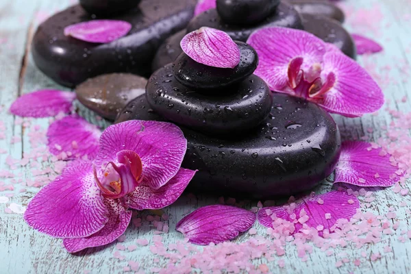 Fioletowe kamienie orchidea i zen — Zdjęcie stockowe