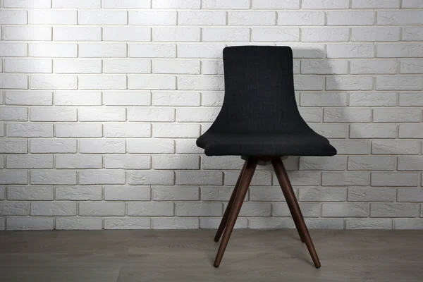 Tuğla duvar arka plan üzerinde modern sandalye — Stok fotoğraf