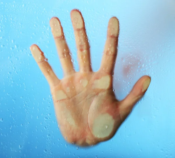Ženské ruky za mokré sklem, detail — Stock fotografie