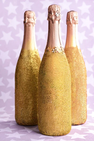 Jasne butelek szampana na tle papieru — Zdjęcie stockowe
