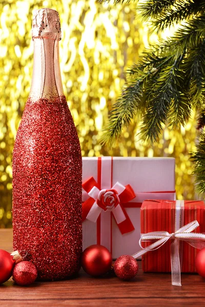 Botella de champán con decoración navideña —  Fotos de Stock