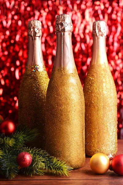 Fles champagne met decoratie van Kerstmis — Stockfoto