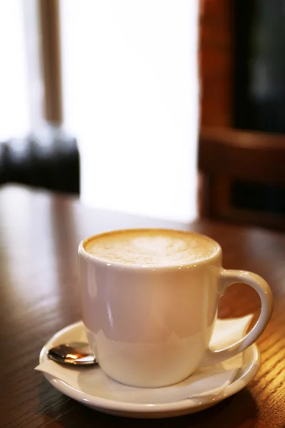 Csésze kávé a fából készült asztal Café latte — Stock Fotó
