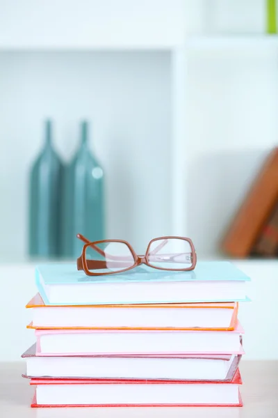 Pilha de livros com óculos — Fotografia de Stock