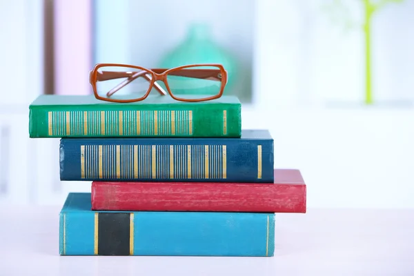 戴着眼镜的书籍的堆栈 — 图库照片