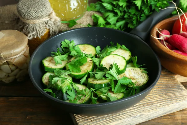 Courgettes tranchées dans une casserole sur la table, gros plan — Photo