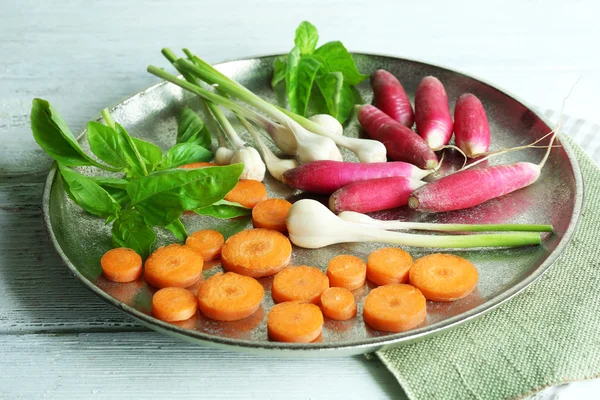 Verse groenten op maaltijd lade op houten tafel, close-up — Stockfoto