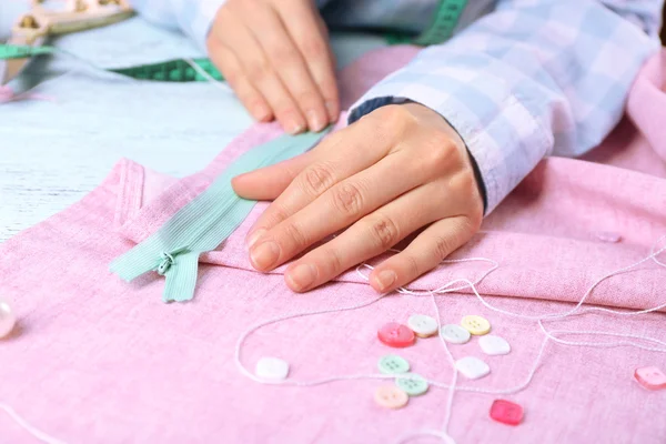 Mãos de costureira no trabalho — Fotografia de Stock