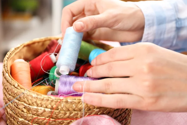 Hands of seamstress at work — Stock Photo, Image