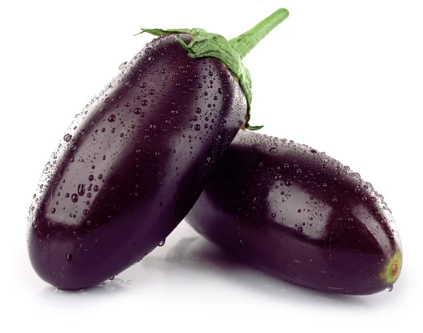 Färska aubergine med droppar isolerad på vit — Stockfoto