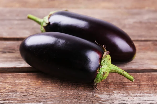 Verse aubergine op houten ondergrond — Stockfoto