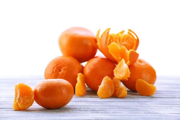 Rijp mandarijnen op houten tafel geïsoleerd op wit — Stockfoto