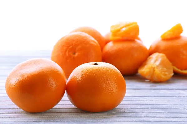Mandarinas maduras sobre mesa de madera aislada sobre blanco —  Fotos de Stock