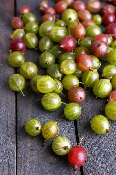 Red and green gooseberry on wooden table close-up — Stock Photo, Image
