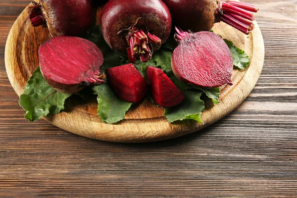 Young beets with leaves on wooden table close up — Stock Photo, Image