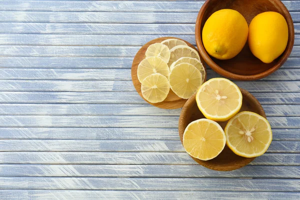 木製のテーブルに熟したレモンをクローズ アップ — ストック写真