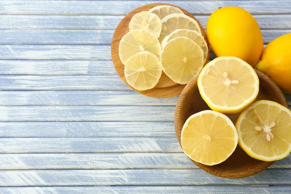 Ripe lemons on wooden table close up — Stock Photo, Image