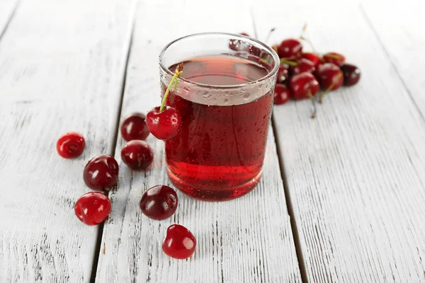 Verre de jus frais aux cerises sur table en bois close up Image En Vente