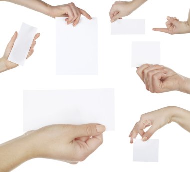 Boş kart üzerinde beyaz izole holding eller